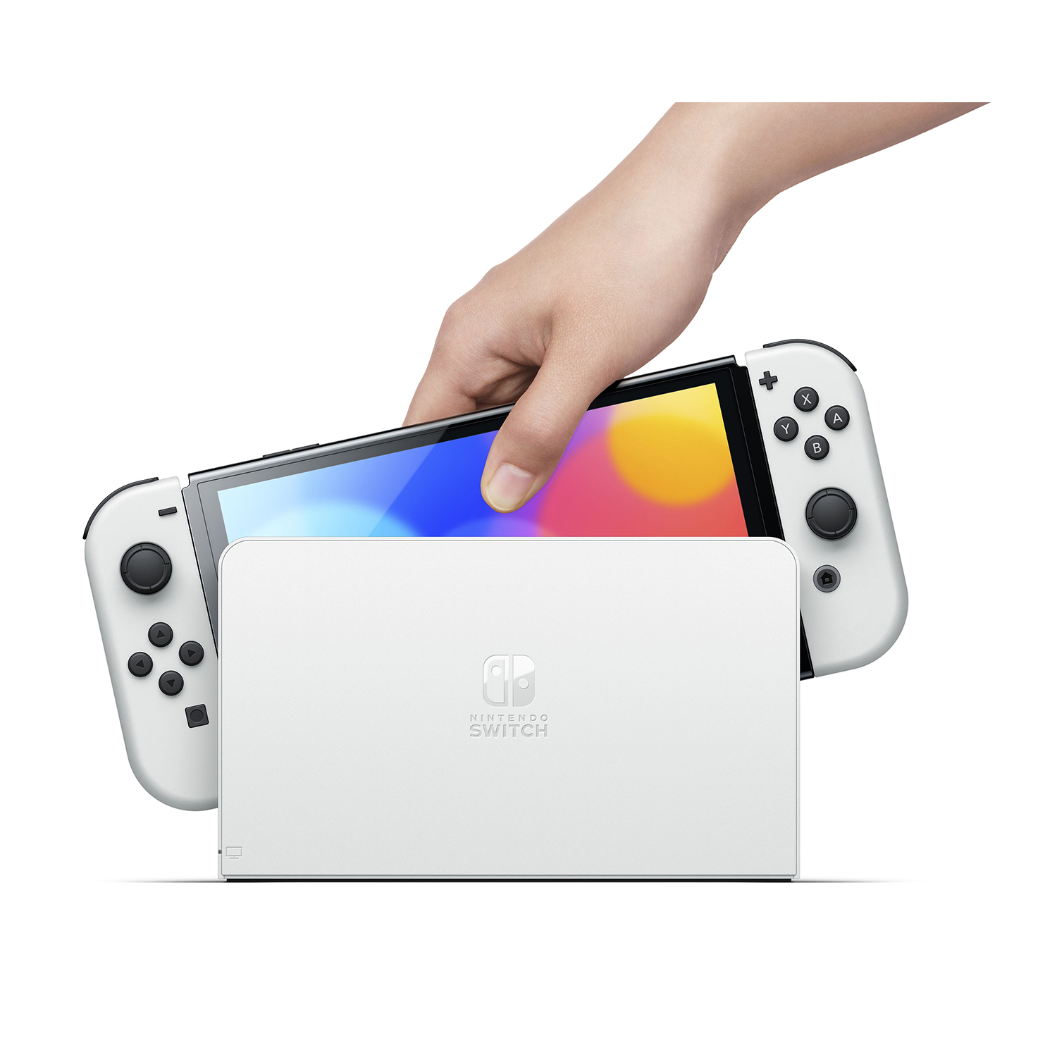 Una mano che tiene una console Nintendo Switch. Lo Switch è bianco, con uno schermo che mostra una grafica colorata. Sotto c'è un dock bianco.
