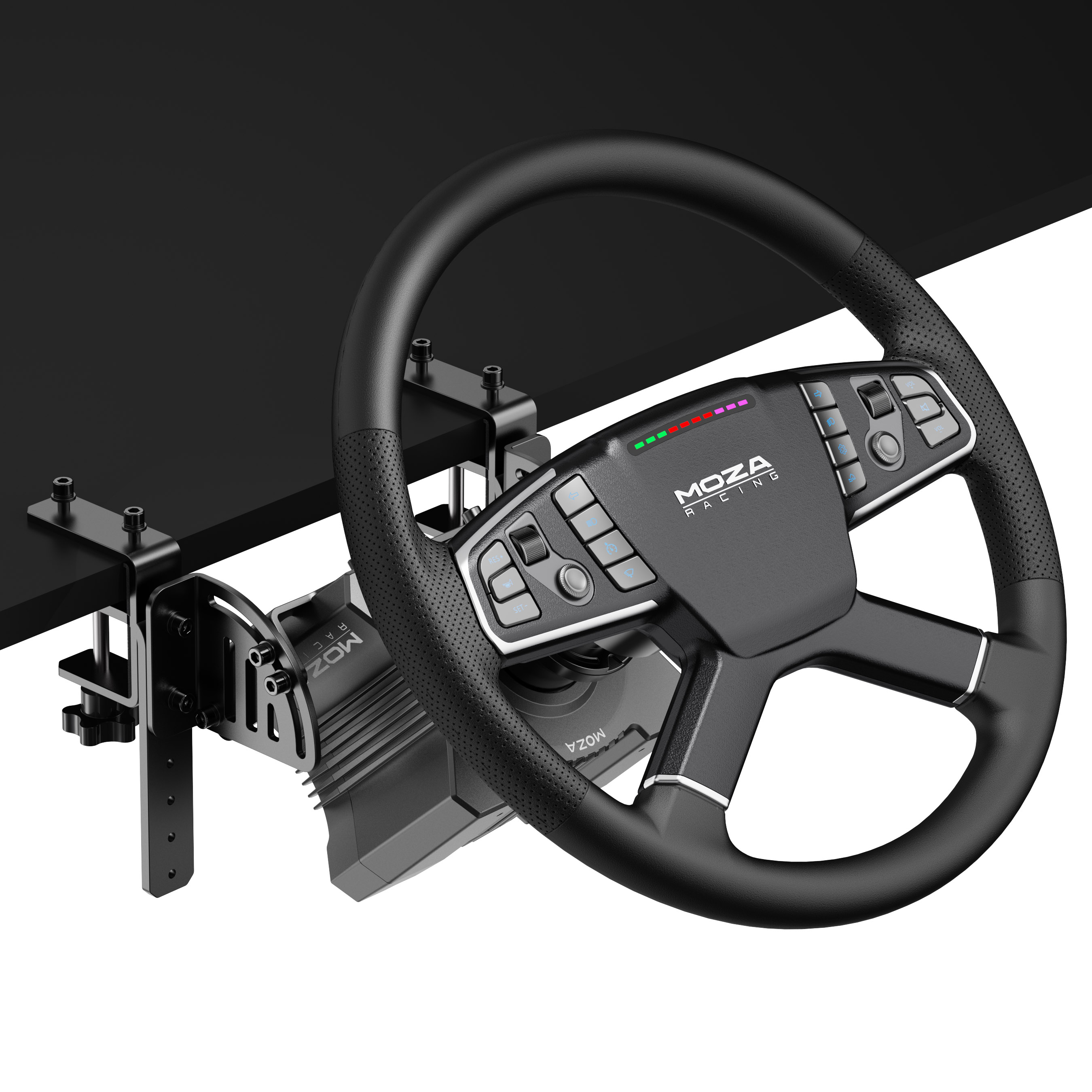 Ein schwarzes Rennlenkrad, das auf einem Schreibtisch montiert ist. Das Lenkrad hat Tasten und den Markennamen MOZA RACING.