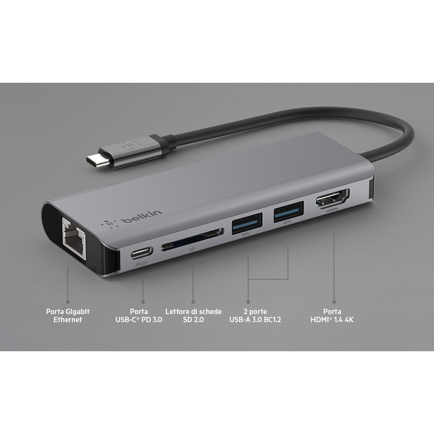 Un hub USB-C Belkin con più porte, tra cui Ethernet, lettore di schede SD, USB-A e HDMI, su una superficie grigia.