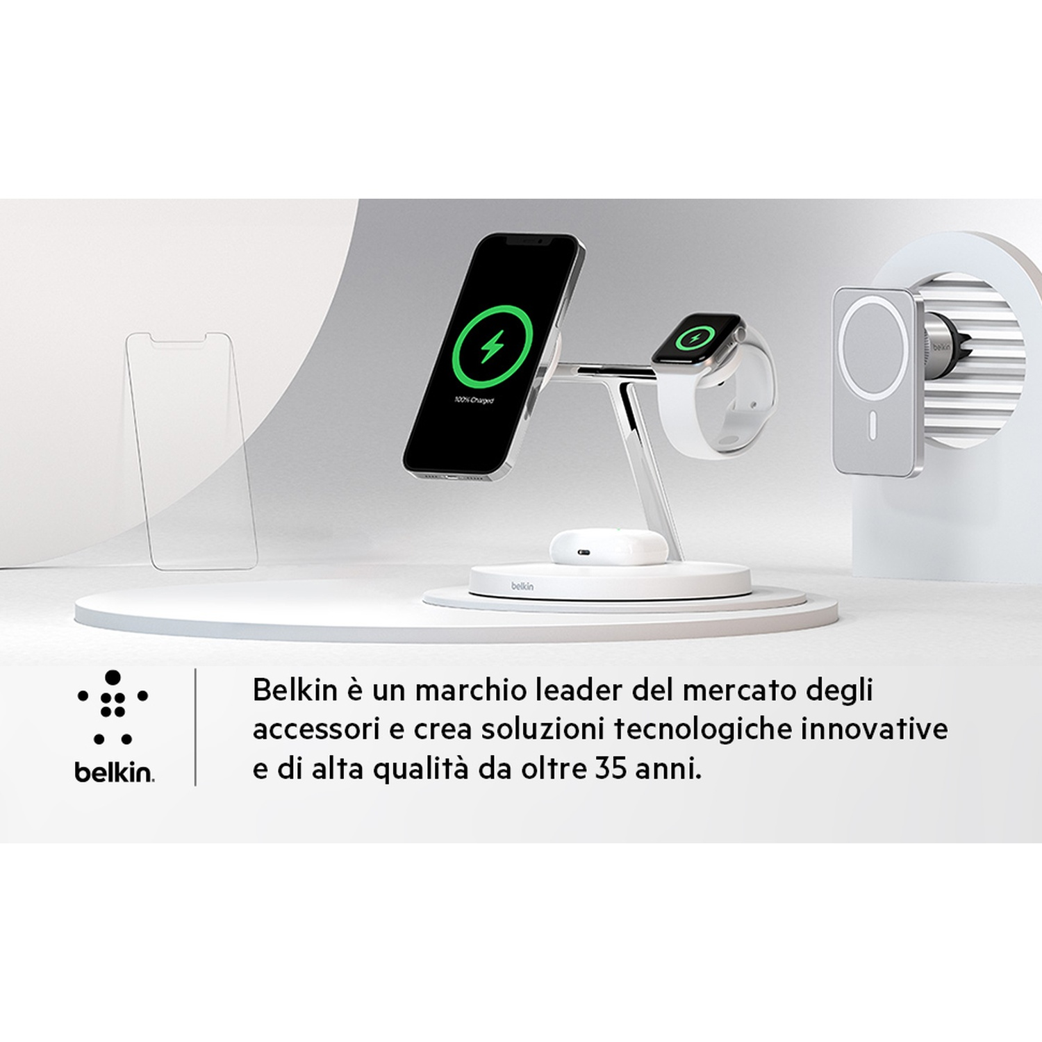 Una stazione di ricarica bianca con telefono, orologio e base di ricarica. Il telefono mostra 100% carica. Logo Belkin a sinistra.