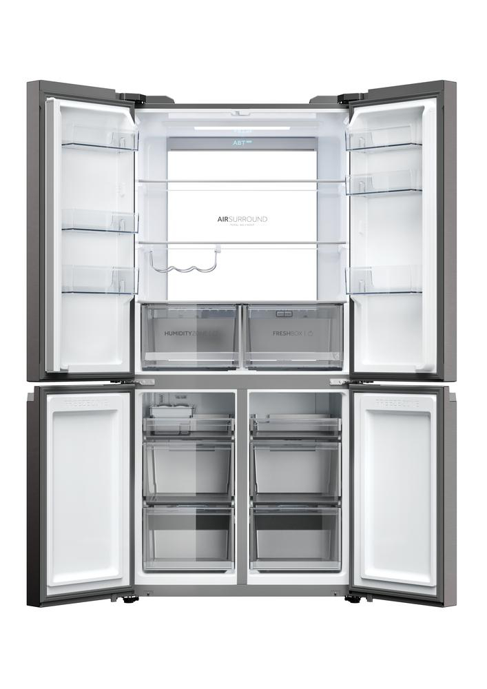 Offener grauer Kühlschrank mit vier Türen. Innenraum zeigt Regale, Schubladen und Etiketten: Air Surround, Humidity Zone und FreshBox.