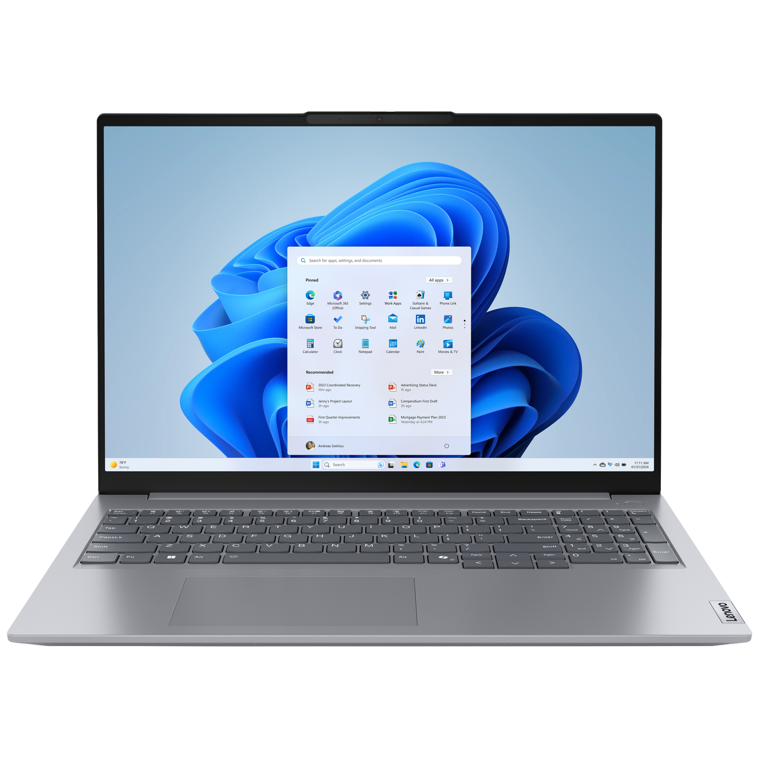 Ordinateur portable ouvert affichant l'interface Windows 11. L'écran montre le menu Démarrer et des icônes.