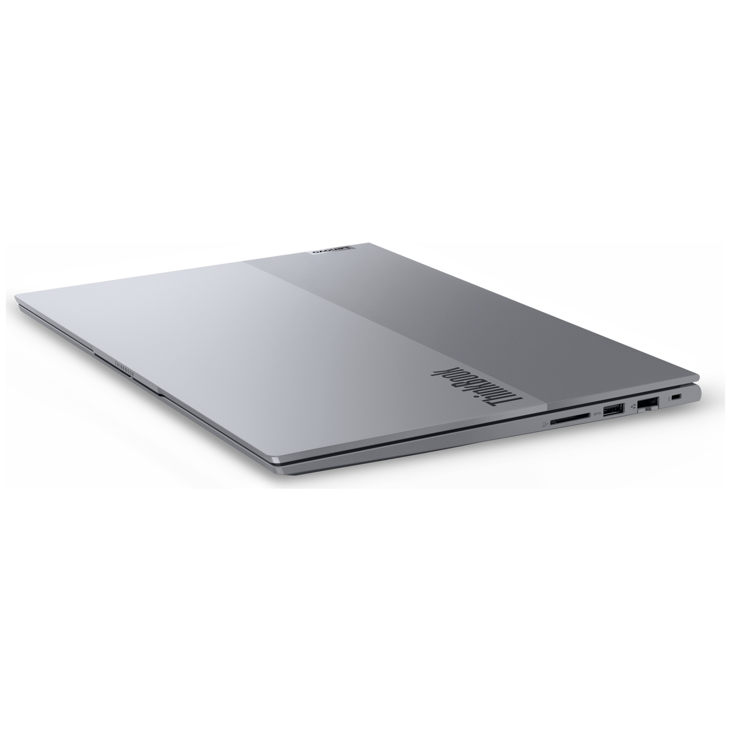 Un ordinateur portable ThinkBook argenté et fermé est légèrement incliné. Le logo Lenovo est visible. Le logo ThinkBook est à droite.