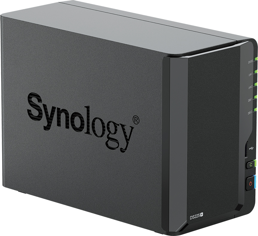Un serveur NAS Synology DS225+ noir. L'avant comporte des voyants d'état et un bouton d'alimentation. La marque est visible.