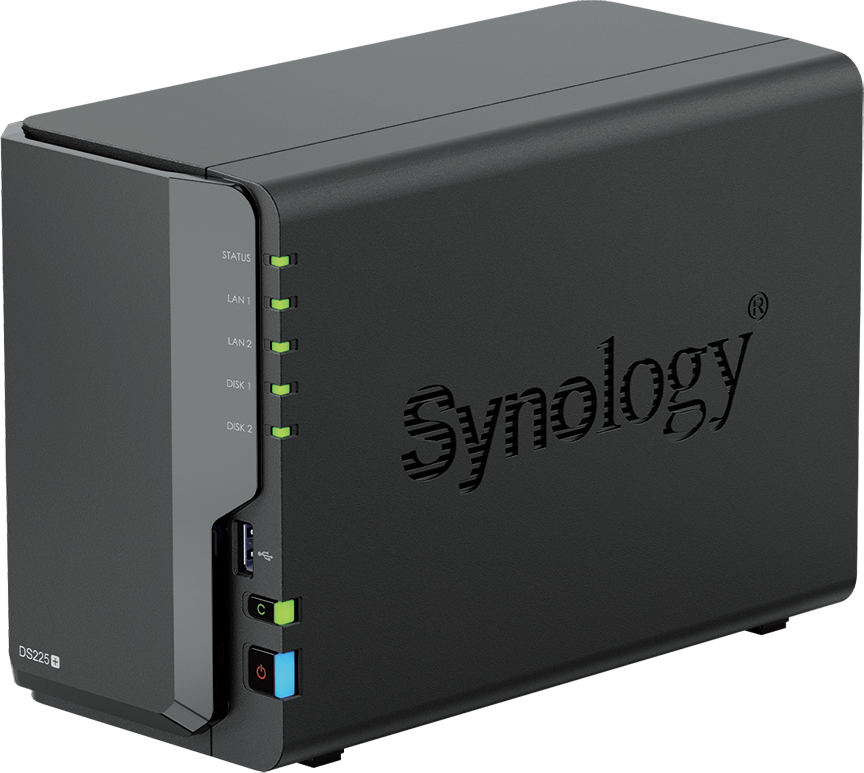 Un appareil NAS Synology noir. Il possède des voyants d'état, des ports USB et un bouton d'alimentation. La marque est visible.