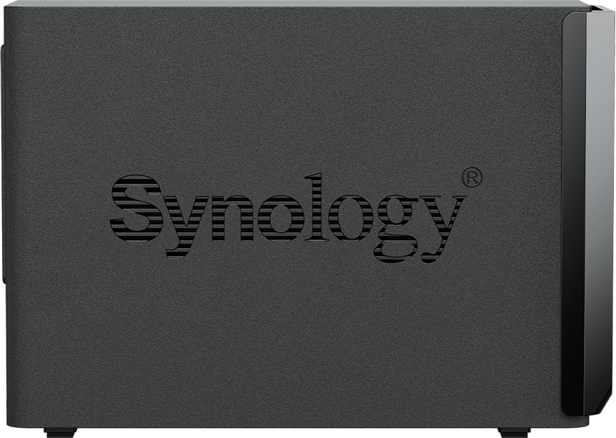 Un NAS Synology gris foncé. Le nom de la marque est visible sur le panneau avant. Le côté droit a une finition noire brillante.