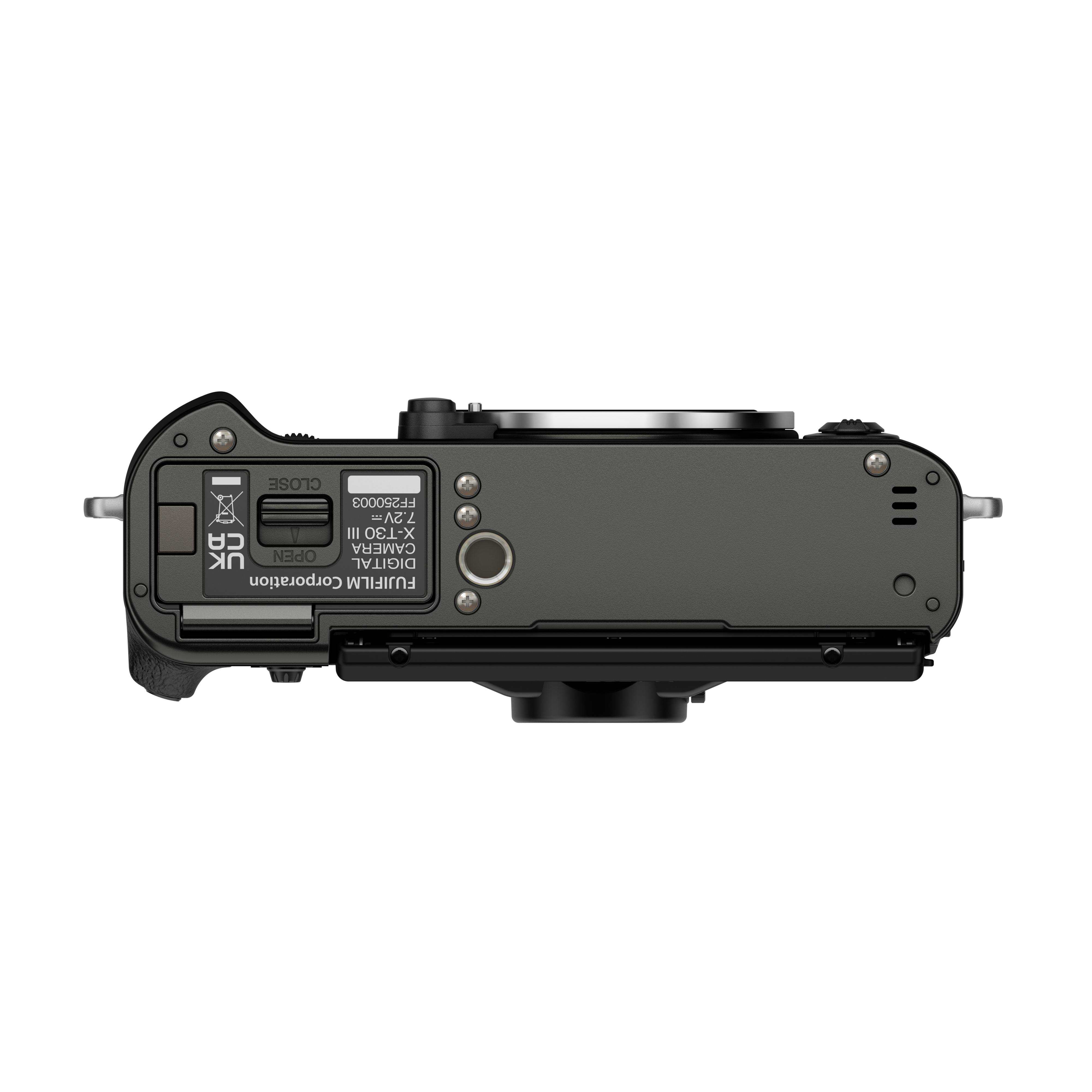 Draufsicht auf eine graue Fujifilm X-T30 III Kamera. Sie hat Knöpfe, Etiketten und ein Objektivbajonett. Der Hintergrund ist weiß.