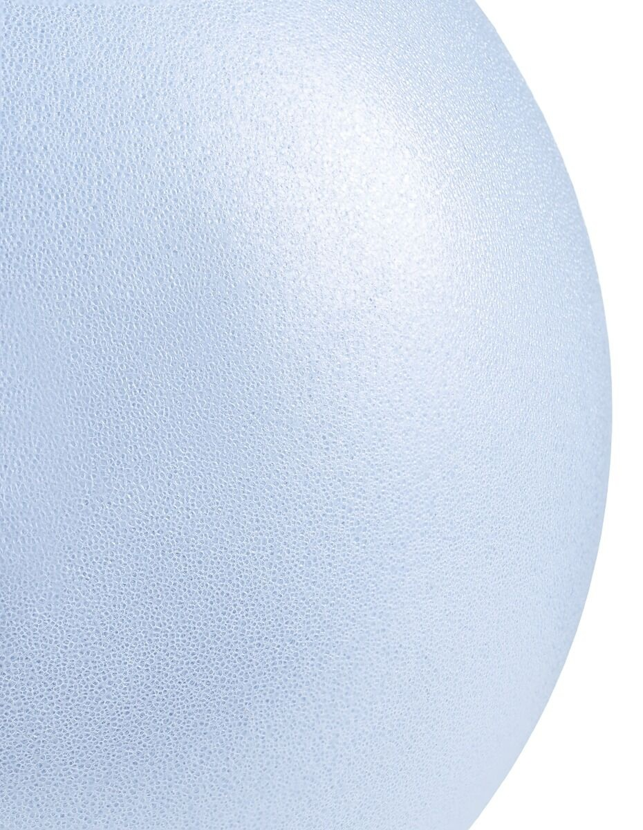 Zbliżenie jasnoniebieskiej, teksturowanej kuli na białym tle. Tekstura przypomina małe kropki. Kształt jest zaokrąglony.