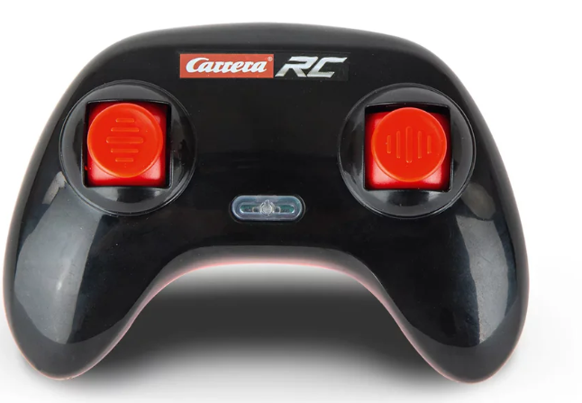 Schwarze Carrera RC-Fernbedienung mit zwei roten Knöpfen. Das Carrera RC-Logo ist sichtbar. In der Mitte befindet sich ein kleines Licht.