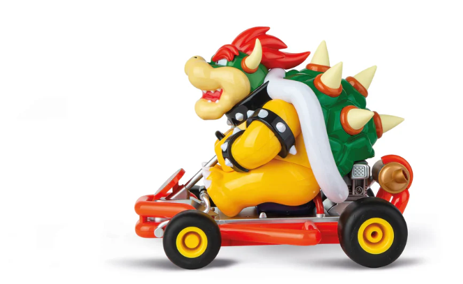 Bowser in einem roten Kart. Bowser ist gelb, grün und rot. Der Kart hat schwarze Räder mit gelben Zentren.