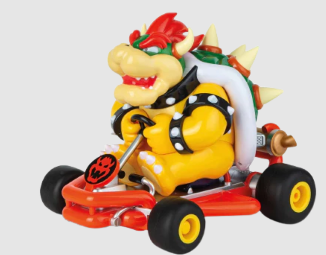 Bowser in einem roten Kart. Bowser ist gelb mit roten Haaren und Stacheln. Das Kart hat schwarze Reifen und ein Bowser-Logo.