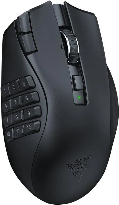 Fekete gamer egér több gombbal, görgetőkerékkel és zöld jelzőfénnyel. Razer logó látható.