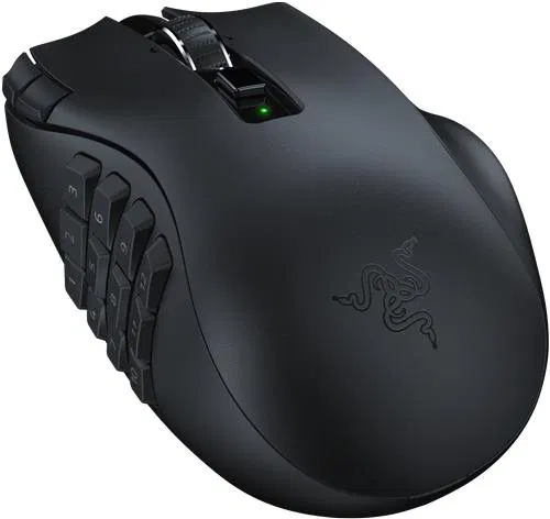 Fekete Razer gaming egér. Több oldalsó gombja, görgetőkerék, és a Razer logója van. Egy kis zöld fény látható.