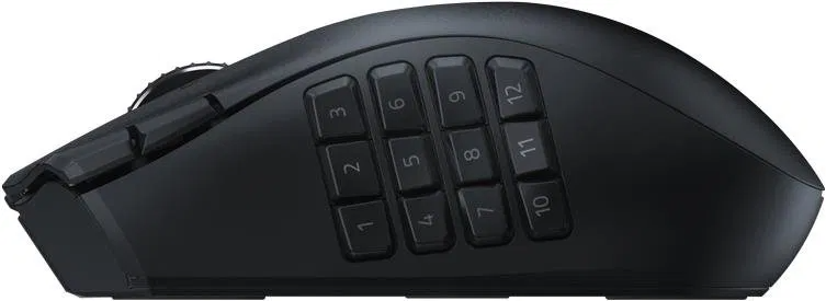 Fekete gamer egér több gombbal. Az oldalon 12 számozott gomb található. A görgő és más gombok láthatók.