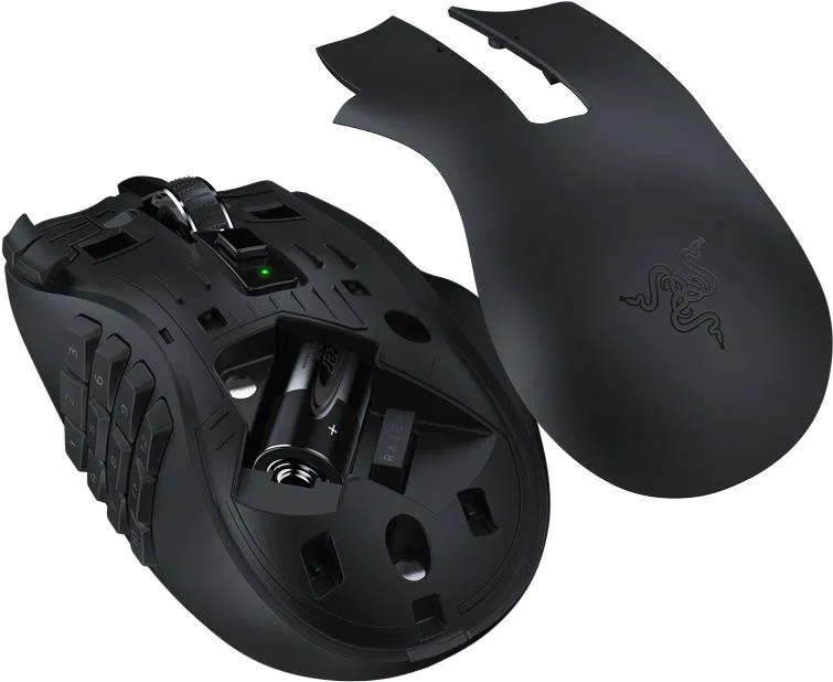 Fekete Razer gaming egér levehető tetővel, amely feltárja az elemtartót. A tetőn a Razer logó található.