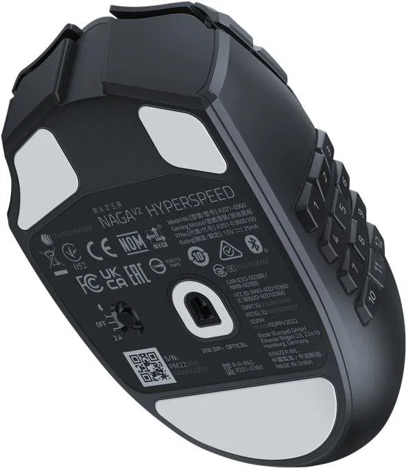 Fekete Razer Naga V2 Hyperspeed gaming egér. Alsó nézet fehér betétekkel, gombokkal és termékadatokkal.