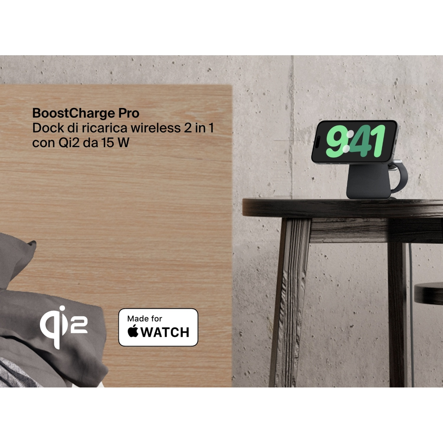 Un telefono con le 9:41 è su un caricabatterie. Il caricabatterie è su un tavolino. Legno e testo a sinistra.