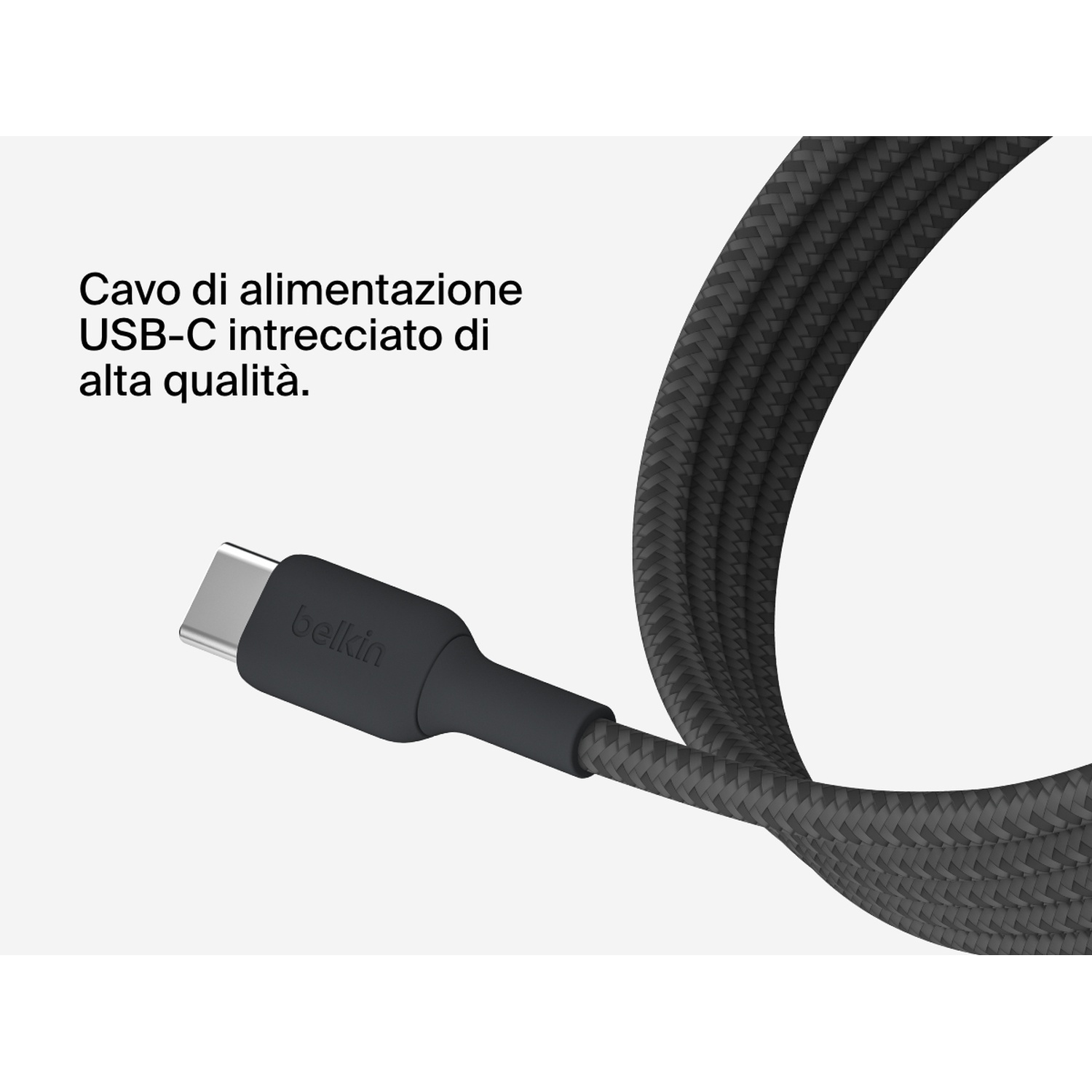 Primo piano di un cavo USB-C nero con un design intrecciato. Il logo Belkin è visibile. Lo sfondo è semplice.