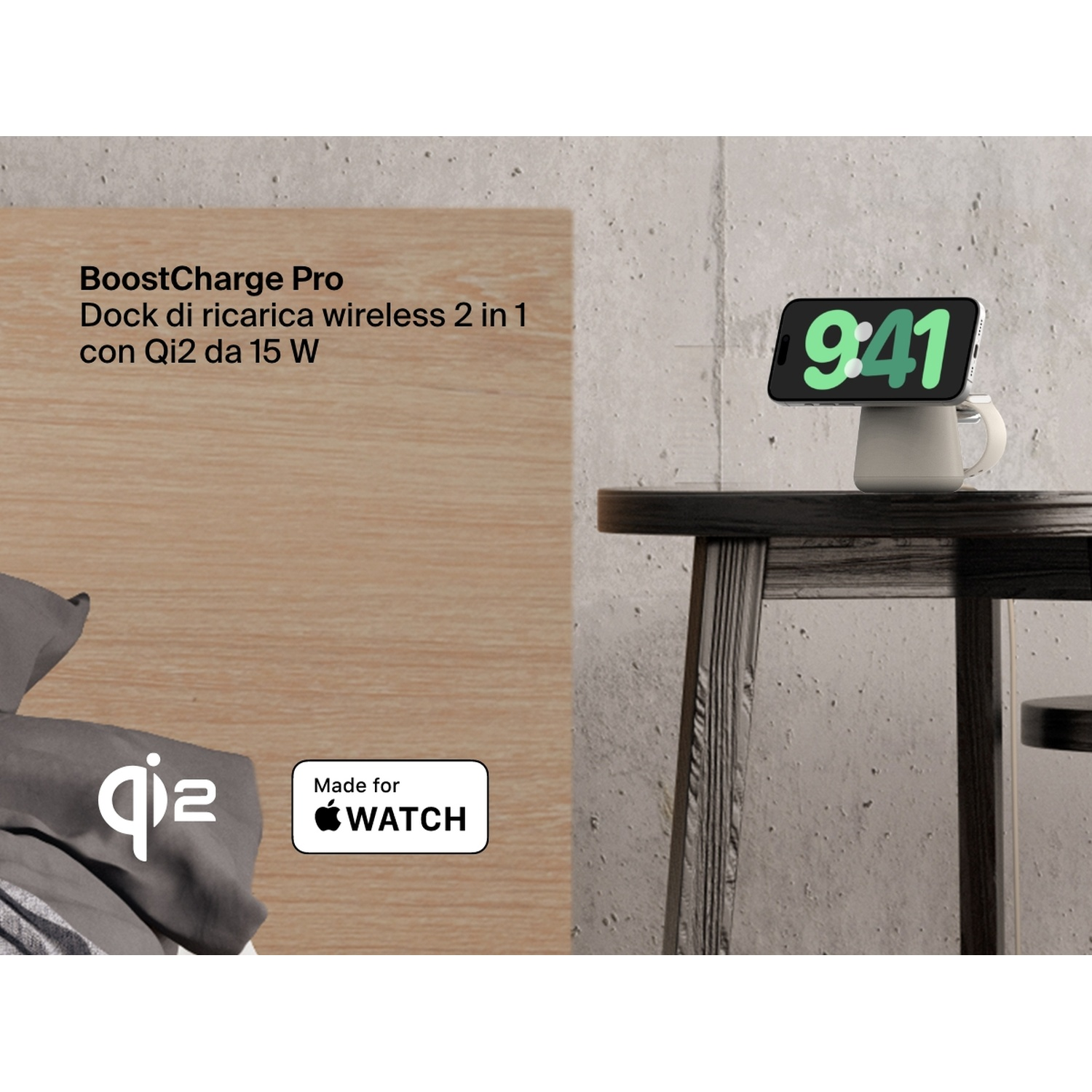 Un telefono che mostra le 9:41 è su un supporto. Un orologio è attaccato. Lo sfondo ha una superficie in legno e un muro di cemento.