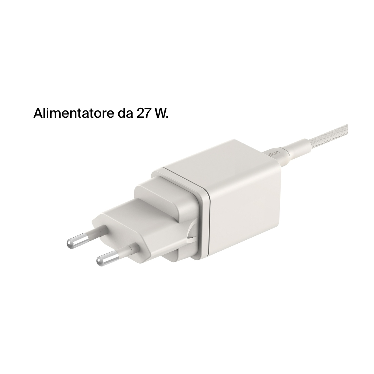 Un caricabatterie Belkin bianco da 27W con spina europea è su una superficie bianca. Un cavo bianco parte dal caricabatterie.