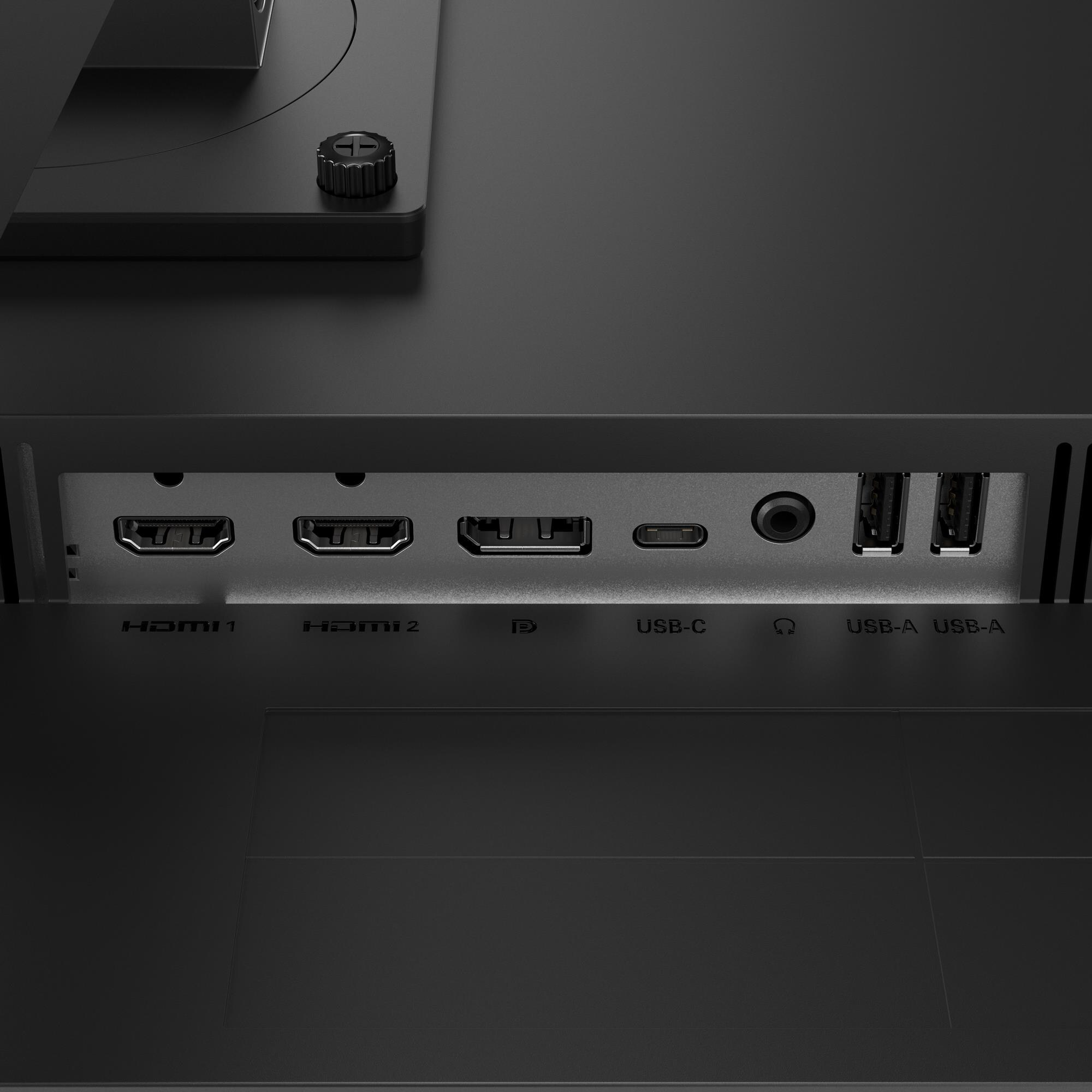 Gros plan d'un moniteur noir avec divers ports : HDMI, USB-C, USB-A et prise audio. Des étiquettes sont imprimées sous chaque port.
