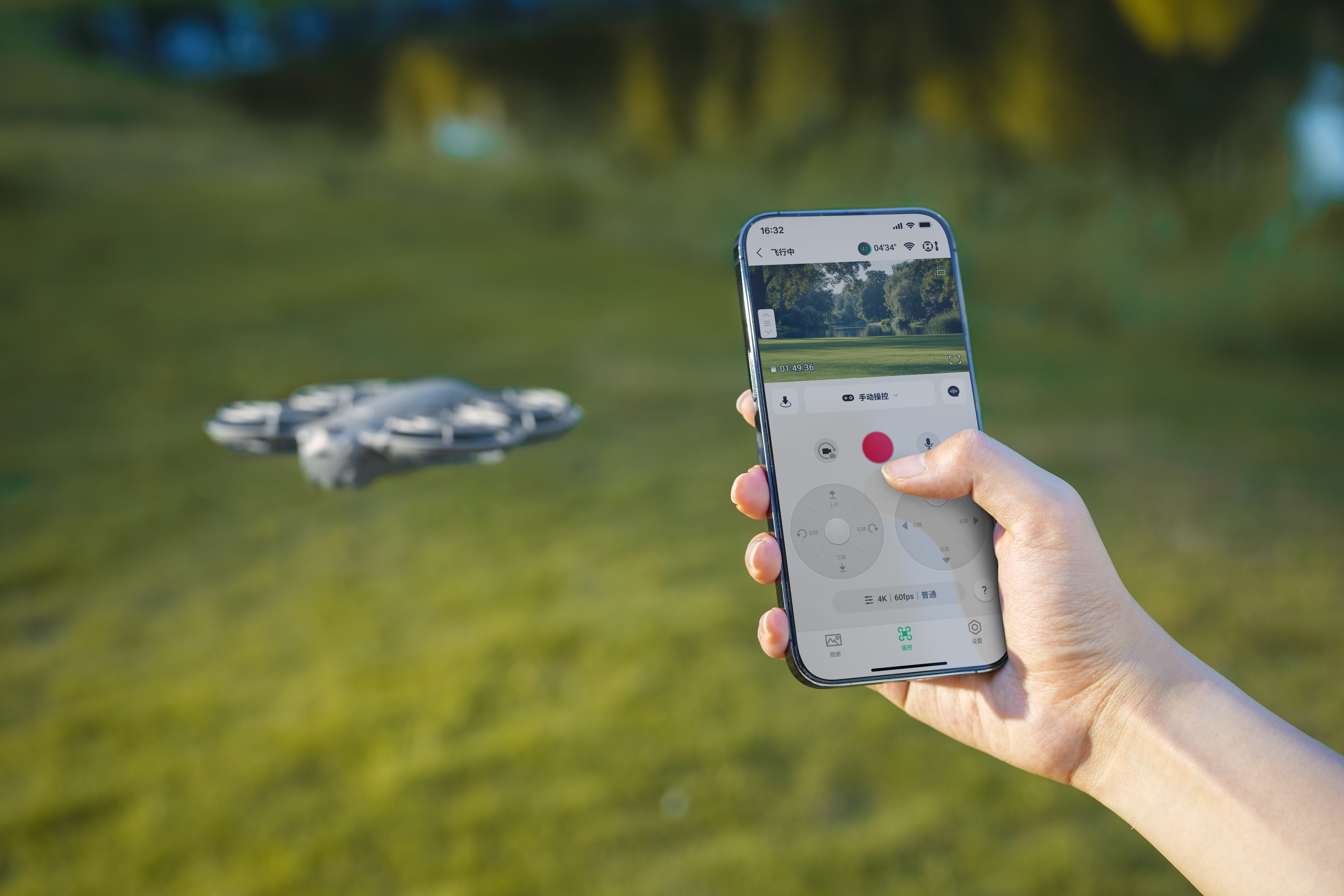 Eine Hand, die ein Telefon hält, steuert eine Drohne im Flug. Das Telefon zeigt eine Ansicht von Bäumen und Wasser.