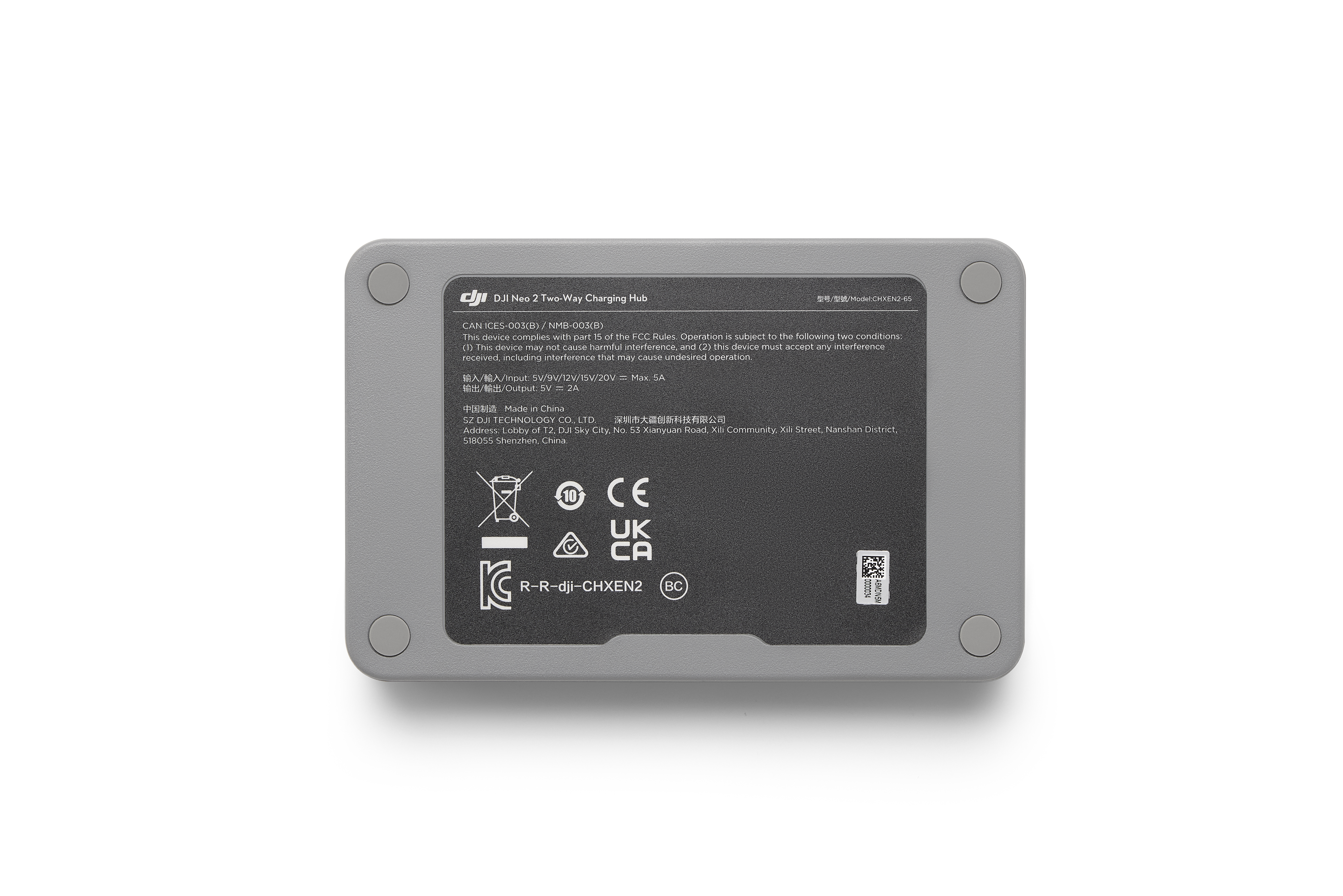 Graues DJI Neo 2-Ladehub mit Text und Symbolen auf weißem Hintergrund. Es hat abgerundete Ecken und vier Gummifüße.