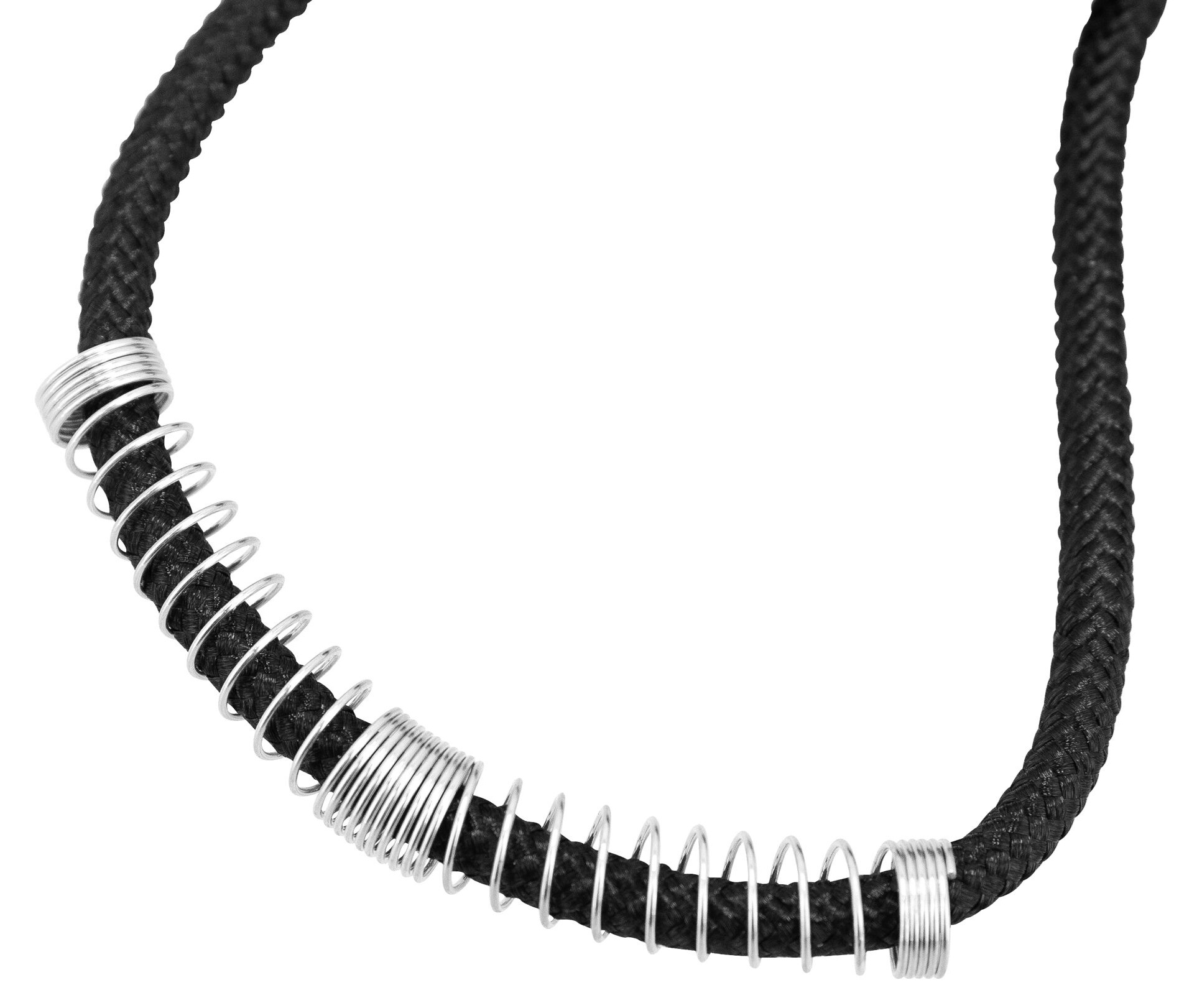 Czarny naszyjnik z liny ze srebrnymi, spiralnymi akcentami z drutu. Białe tło.