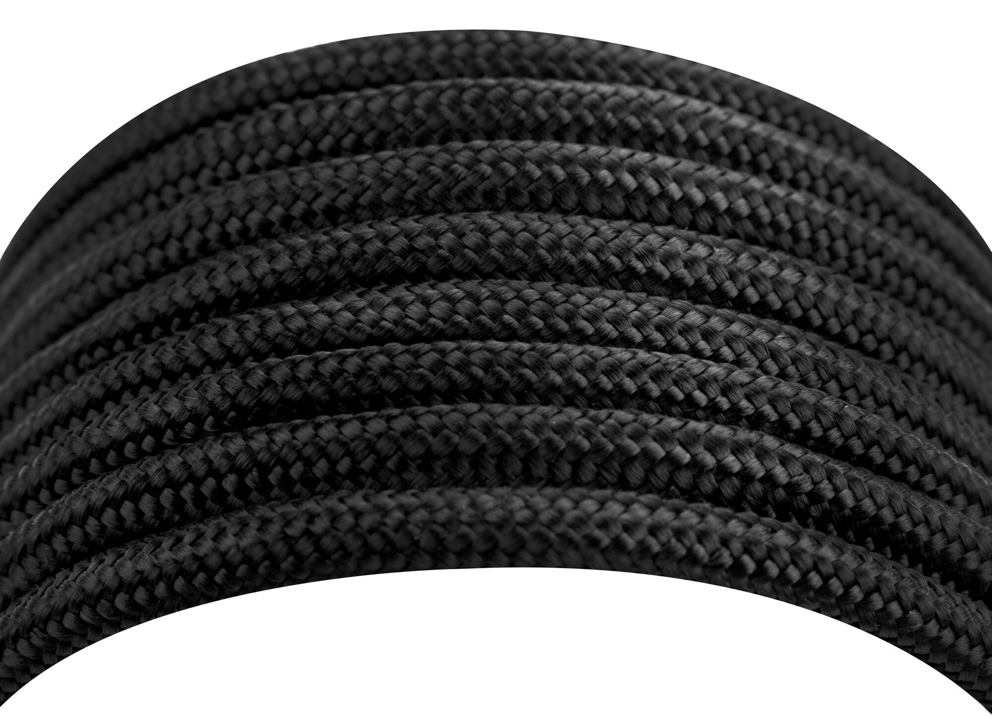 Zbliżenie zwiniętej czarnej liny. Lina ma tkaną teksturę i znajduje się na białym tle.