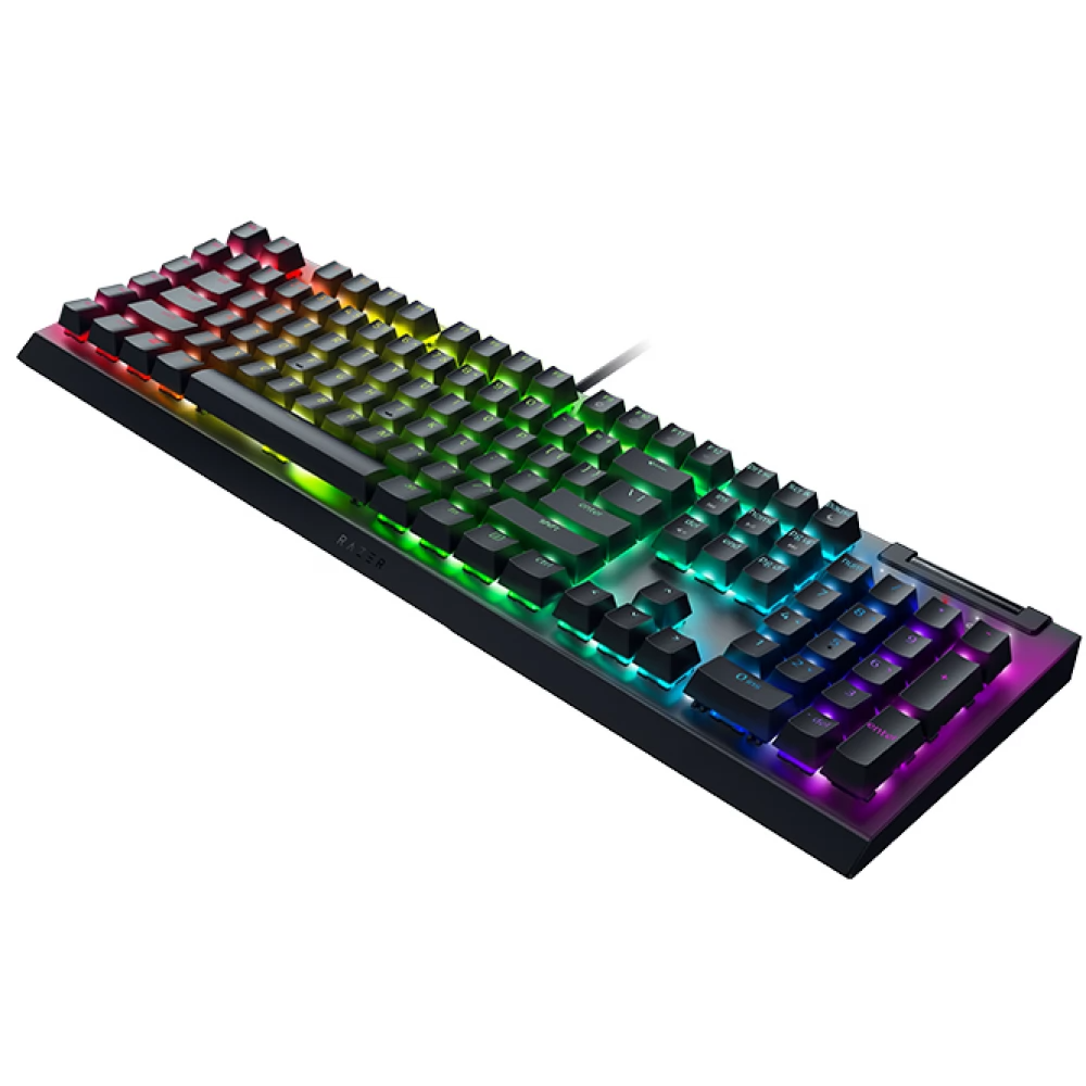 Egy fekete Razer billentyűzet szivárvány színű háttérvilágítású billentyűkkel. A billentyűzet fehér háttéren van, rajta a Razer logója.