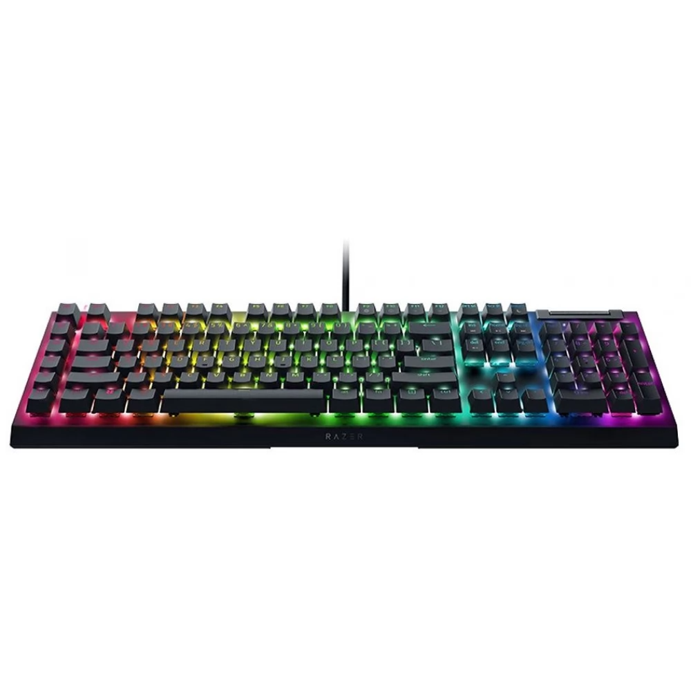 Egy fekete Razer billentyűzet, szivárványos színátmenettel világító billentyűkkel. A billentyűzet fehér háttér előtt középen helyezkedik el.