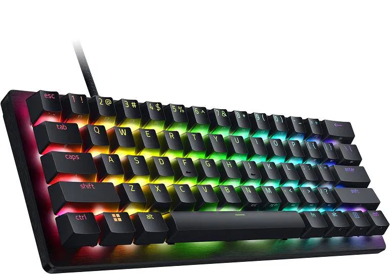 Egy fekete gamer billentyűzet közeli képe szivárványos háttérvilágítással. A billentyűk betűkkel, számokkal és szimbólumokkal vannak feliratozva.