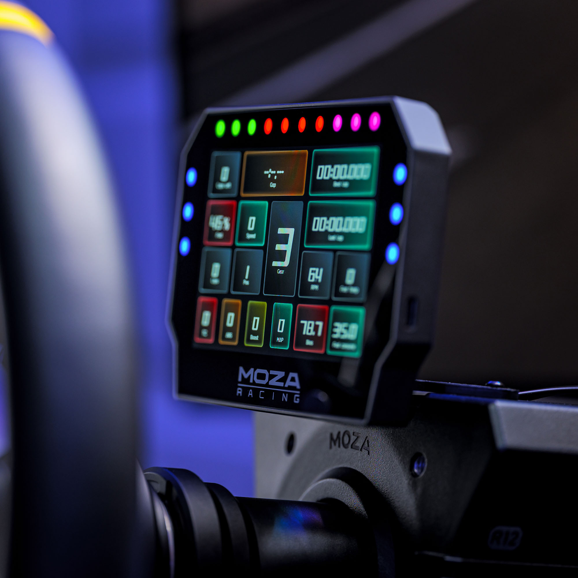 Nahaufnahme eines Rennsimulator-Displays mit Daten wie Geschwindigkeit, Gang und Rundenzeiten. Das MOZA Racing-Logo ist sichtbar.