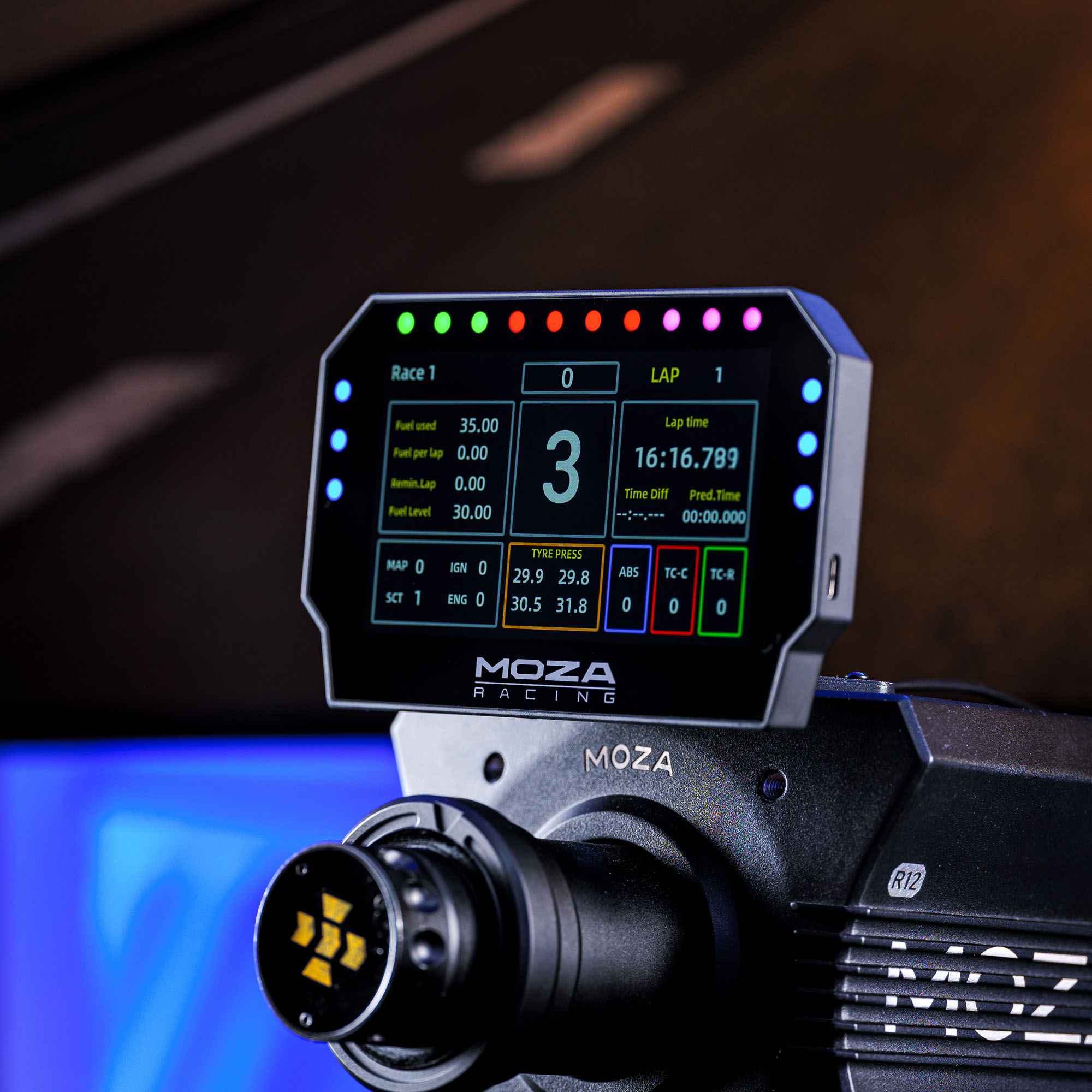 Nahaufnahme eines Rennsport-Dashboards, das Rundenzeit, Kraftstoff und Reifendruck anzeigt. Das MOZA Racing-Logo ist sichtbar.