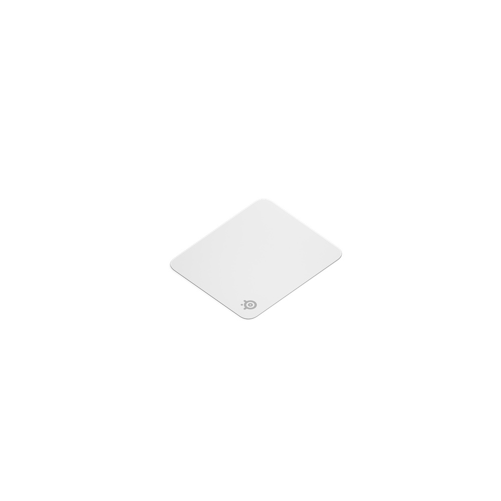 Köşesinde gri bir logo bulunan beyaz, kare şeklinde bir mousepad, beyaz bir arka plan üzerinde duruyor. Mousepad açılı.
