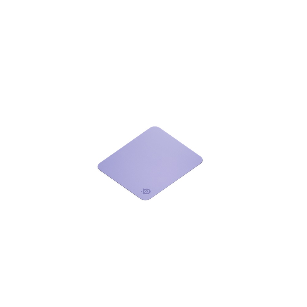 Beyaz bir arka plan üzerinde açık mor bir mousepad. Mousepad, sağ alt köşesinde bir logo ile elmas şeklindedir.