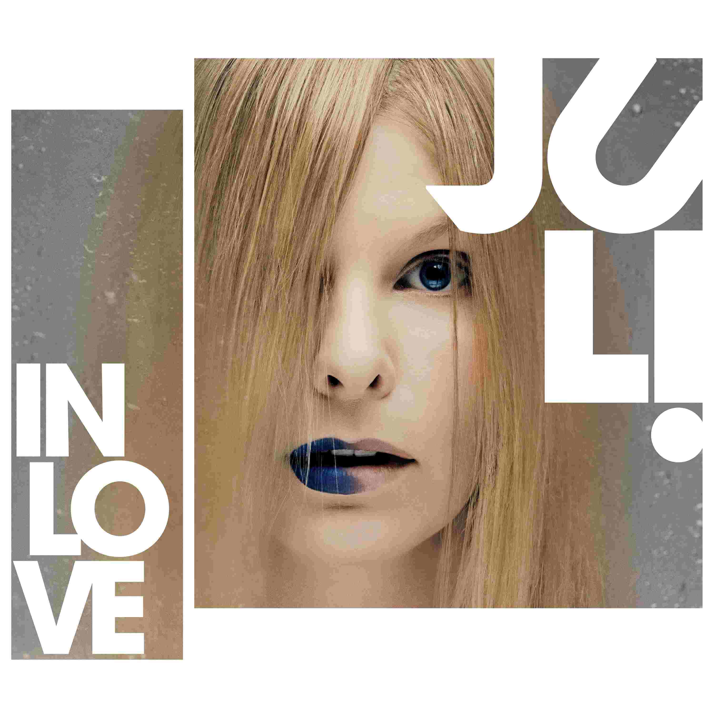 Frau mit blondem Haar, blauem Auge und blau-rosa Lippen. Textüberlagerung: In Love und JULI.
