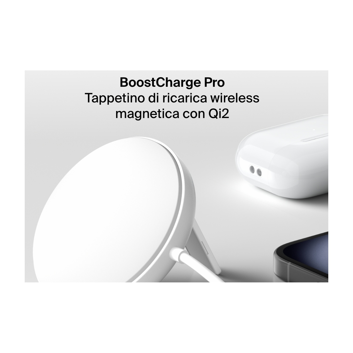 Caricabatterie wireless bianco con telefono e auricolari. Il caricabatterie ha un supporto e un cavo. Il testo sul caricabatterie dice BoostCharge Pro.