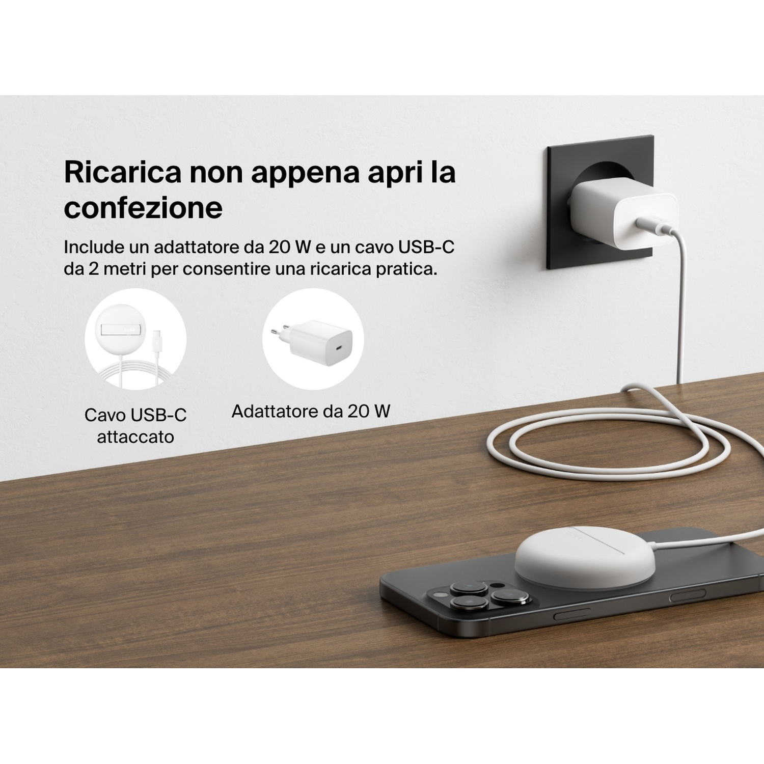 Un telefono si ricarica in modalità wireless. Un caricabatterie bianco è sul telefono. Un adattatore di alimentazione bianco è collegato.
