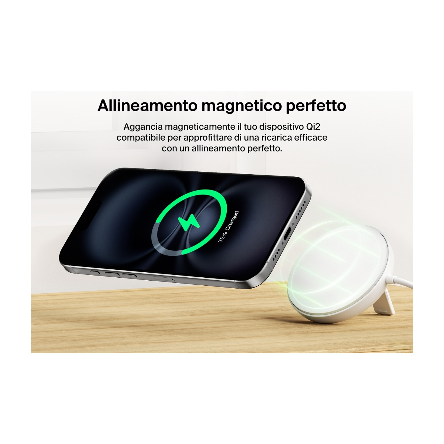 Un telefono si sta caricando in modalità wireless sopra una superficie di legno. Il pad di ricarica è bianco e il telefono mostra un'icona di ricarica.
