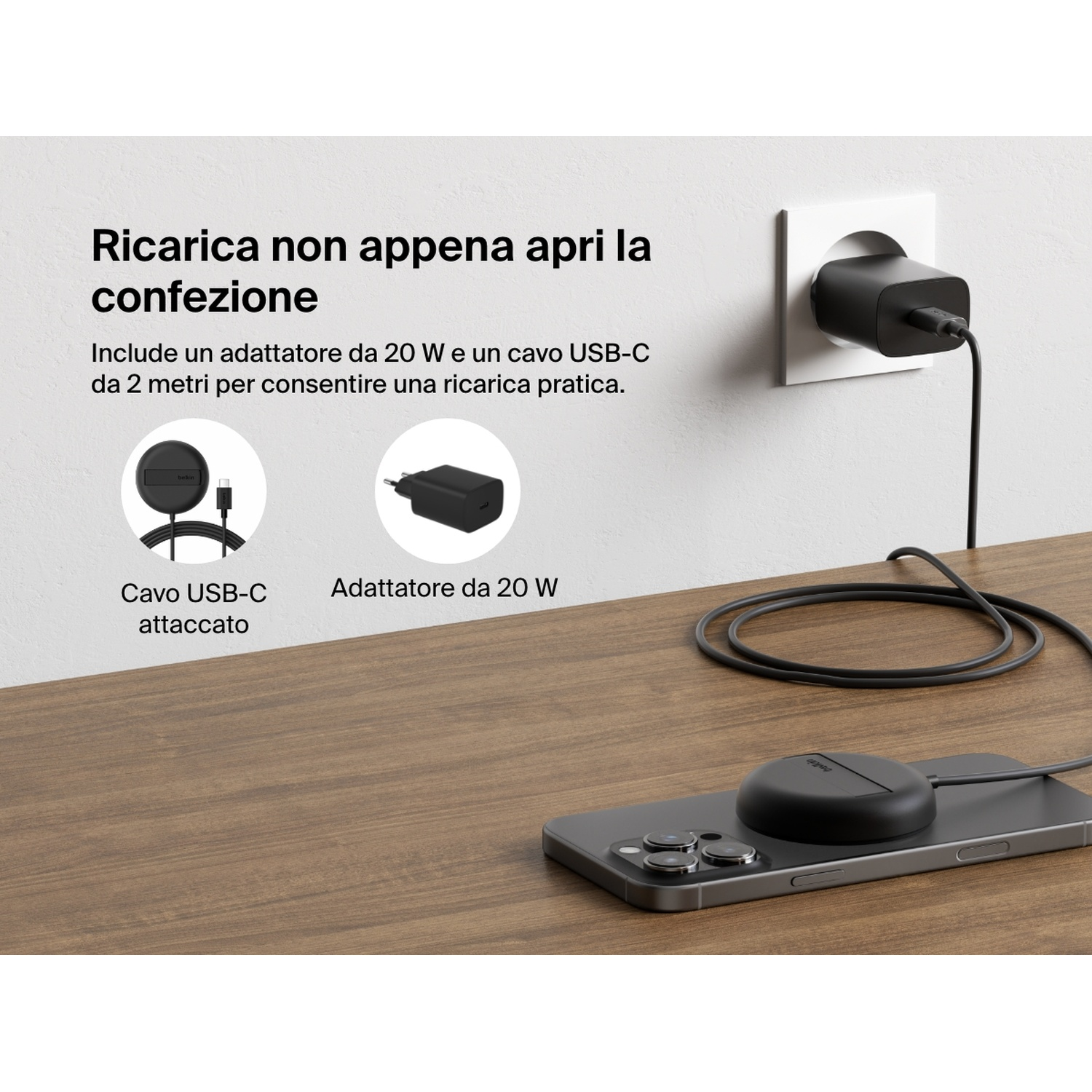Telefono in carica su un tavolo di legno. Un caricatore nero è collegato a una presa a muro, collegato a un telefono con un caricatore wireless.
