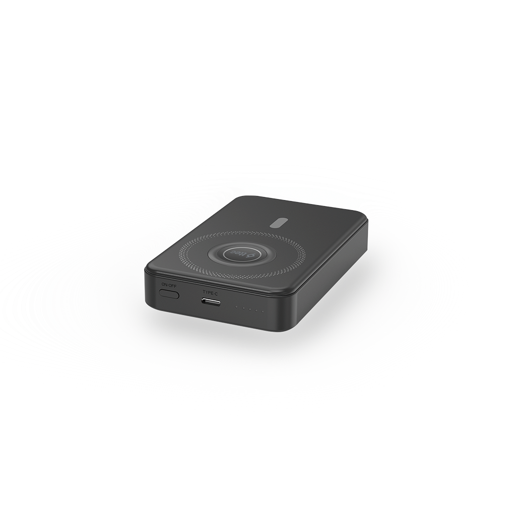 Siyah dikdörtgen bir kablosuz şarj cihazı beyaz bir yüzeyde duruyor. Açma/kapama düğmesi, USB bağlantı noktası ve aydınlatmalı bir logosu var.
