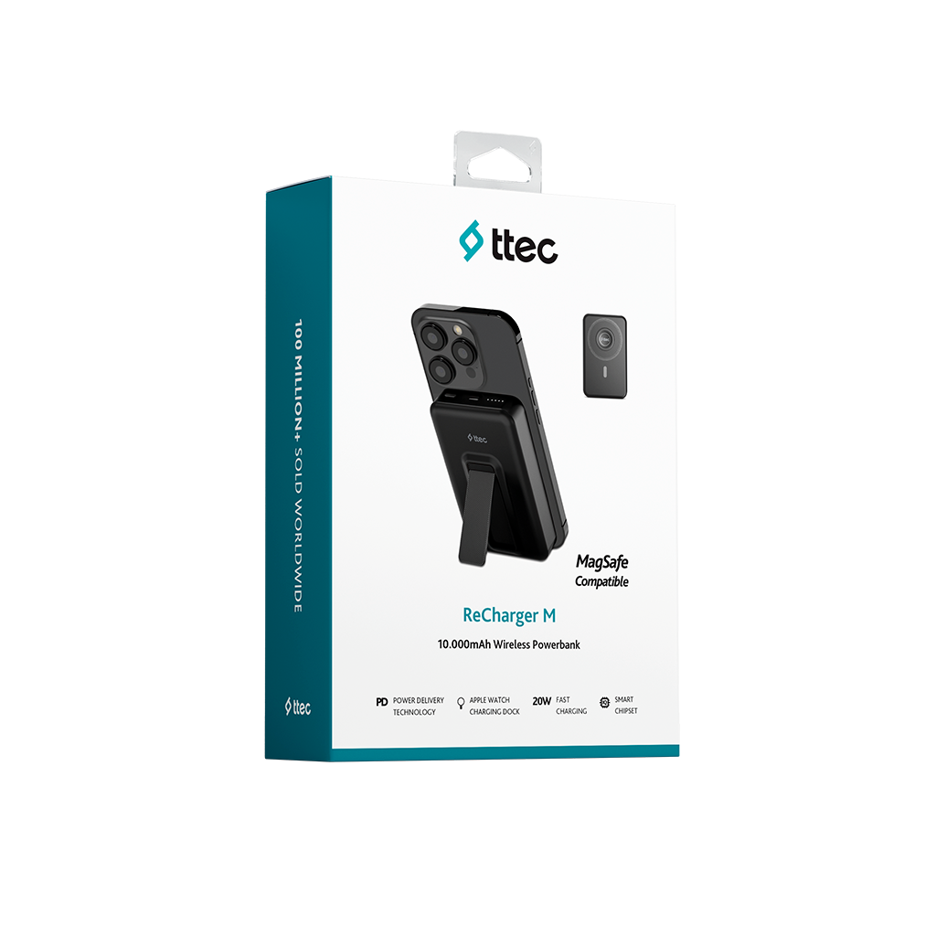 Bir telefon ve şarj cihazının bulunduğu beyaz bir kutu. Kutu, Ttec markasını gösteriyor ve telefon, siyah bir powerbank'e takılı.