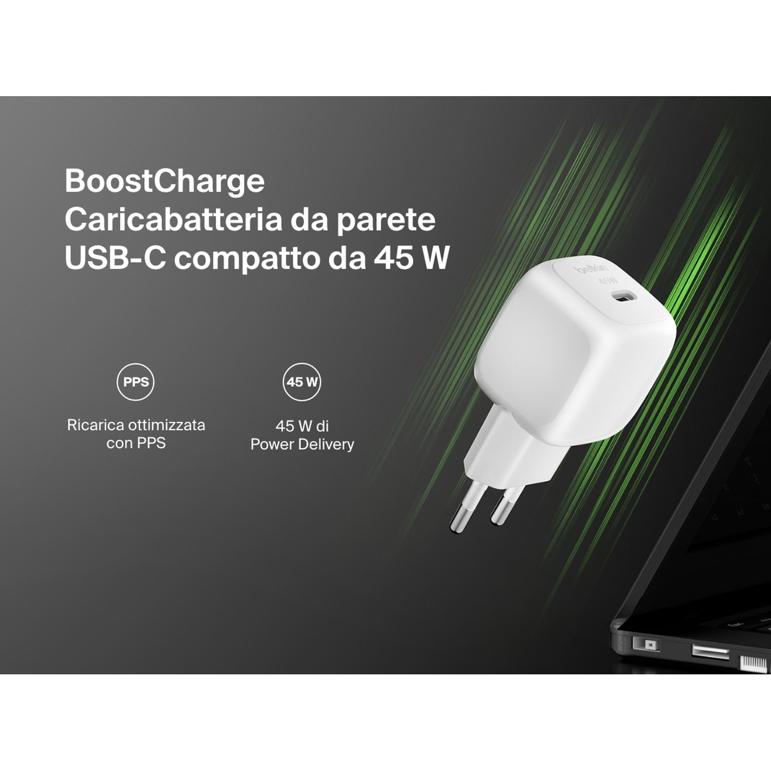 Viene mostrato un caricatore da parete USB-C bianco Belkin BoostCharge da 45 W, con testo che descrive le sue caratteristiche e un laptop sullo sfondo.