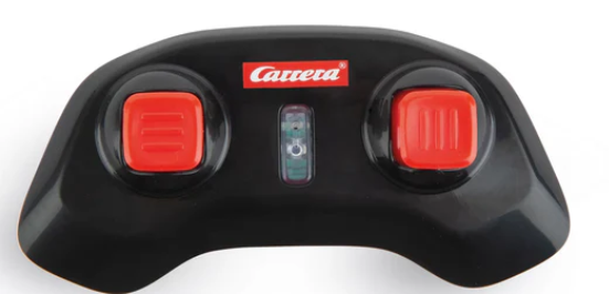 Schwarze Carrera-Fernbedienung mit roten Knöpfen und Carrera-Logo. Die Knöpfe sind rechteckig und haben Linien.