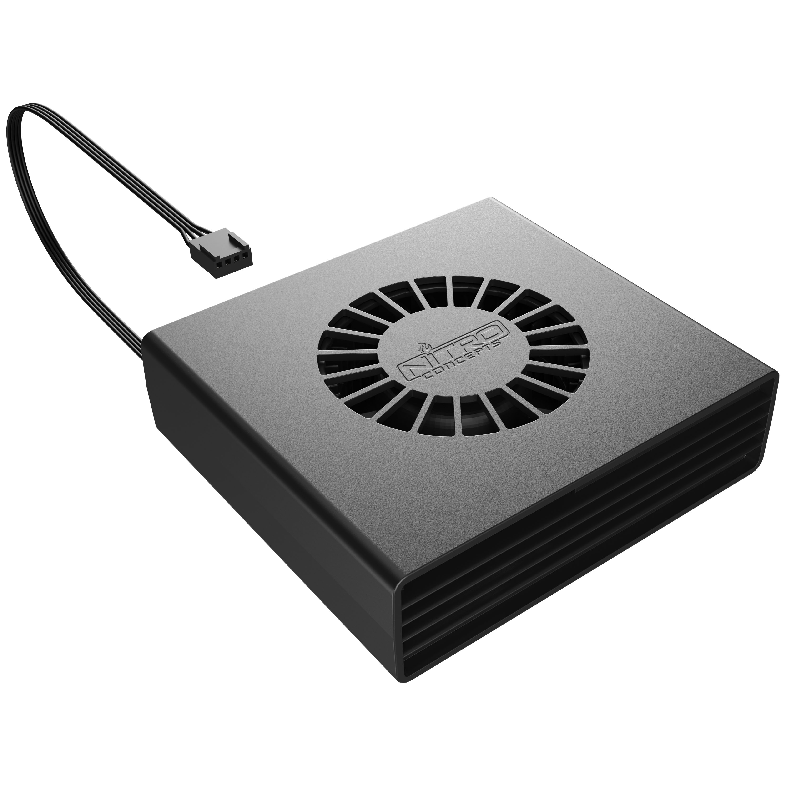 Ein grauer, rechteckiger Nitro Concepts-Lüfter mit schwarzem Kabel und Stecker, isoliert auf weißem Hintergrund.