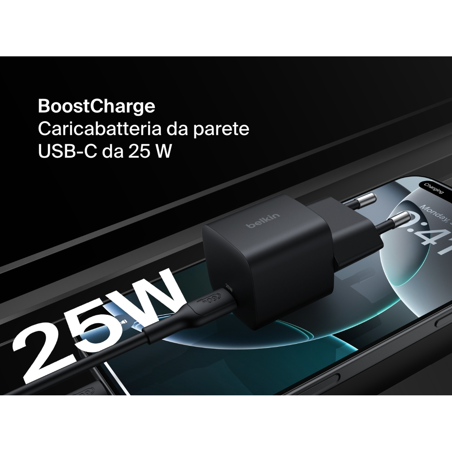 Un caricatore da parete Belkin USB-C da 25W nero è collegato a un telefono. Lo schermo del telefono mostra l'ora e lo stato di carica.