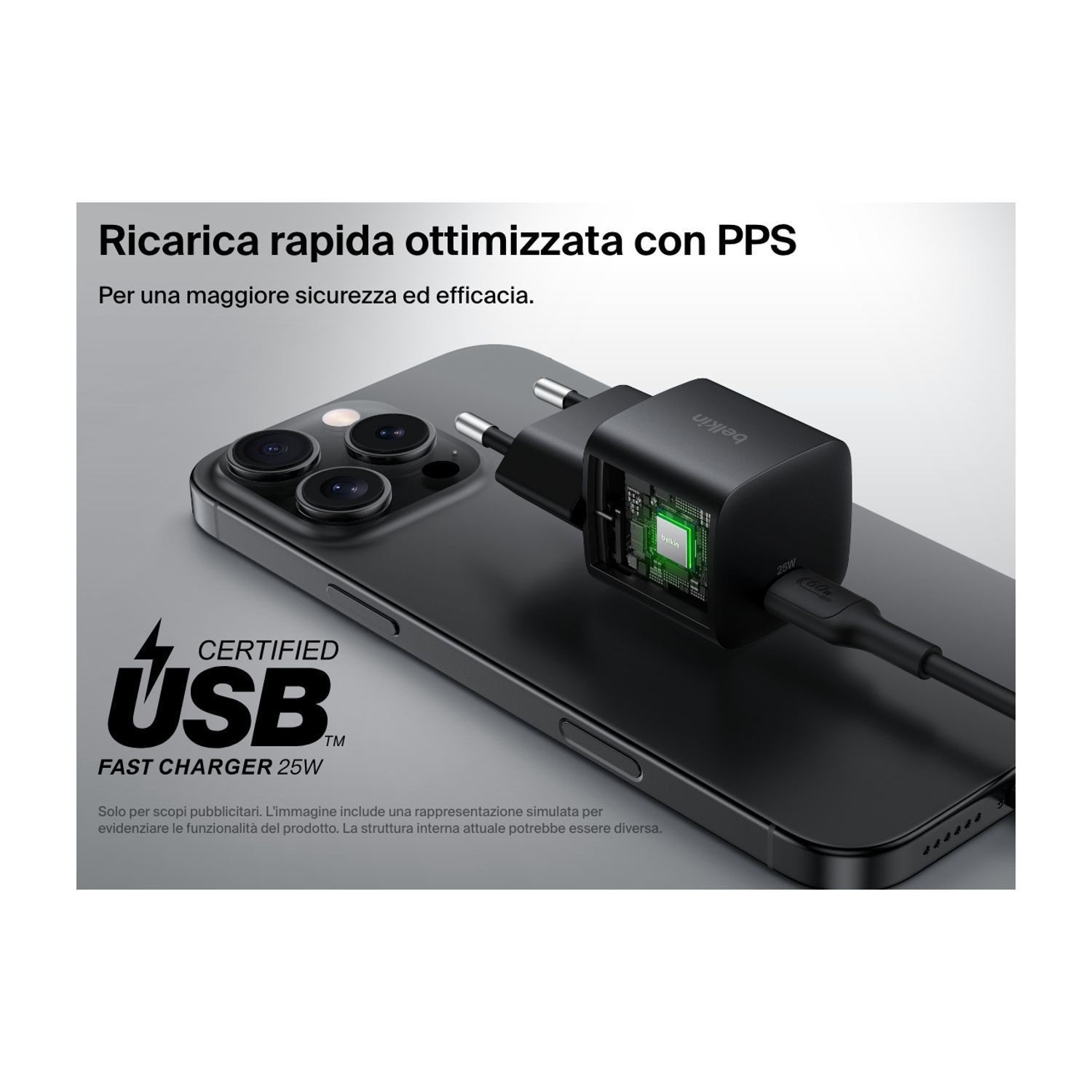 Un telefono nero con un caricatore collegato. Il caricatore ha un logo Belkin e un'etichetta USB Certified Fast Charger 25W.