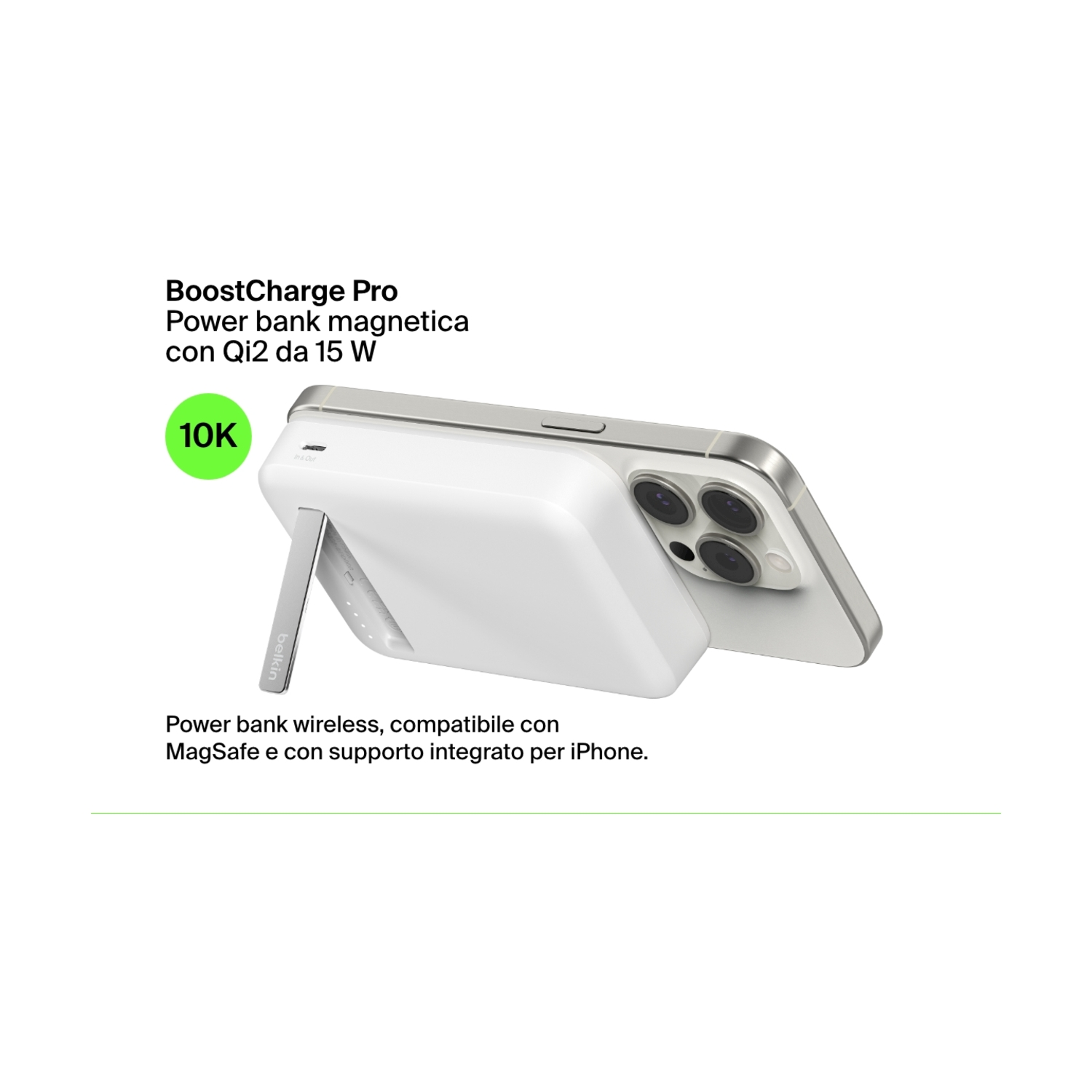 Un power bank bianco con un telefono collegato. Il telefono è argento e nero. Il testo a sinistra dice 'BoostCharge Pro'.