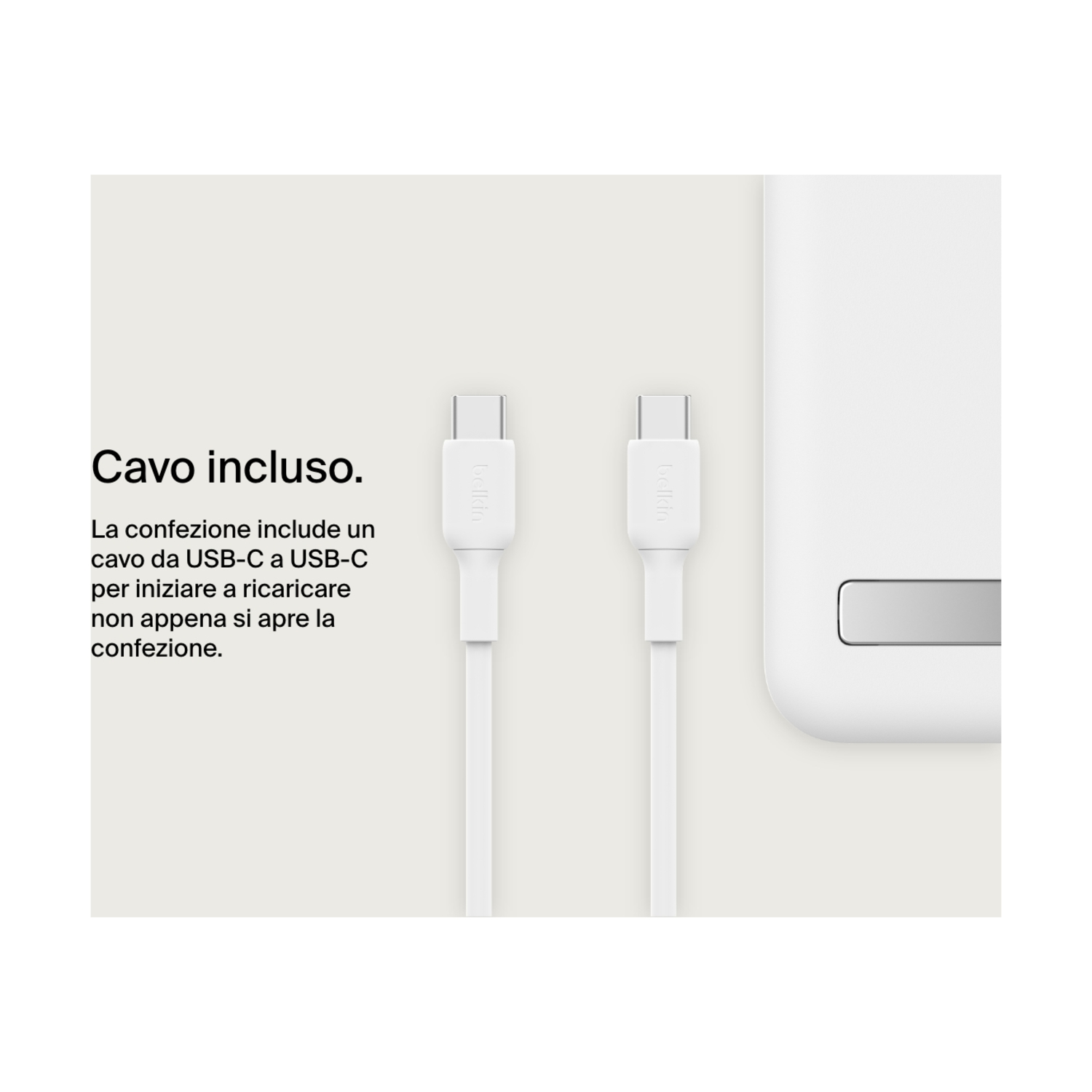 Due cavi USB-C bianchi, marchio Belkin, su sfondo chiaro, accanto a un dispositivo bianco. Testo: 'Cavo incluso'.